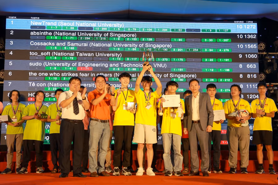 Ban tổ chức trao giải cho đội thi Hàn Quốc vô địch kỳ thi lập trình viên quốc tế ICPC khu vực châu Á.