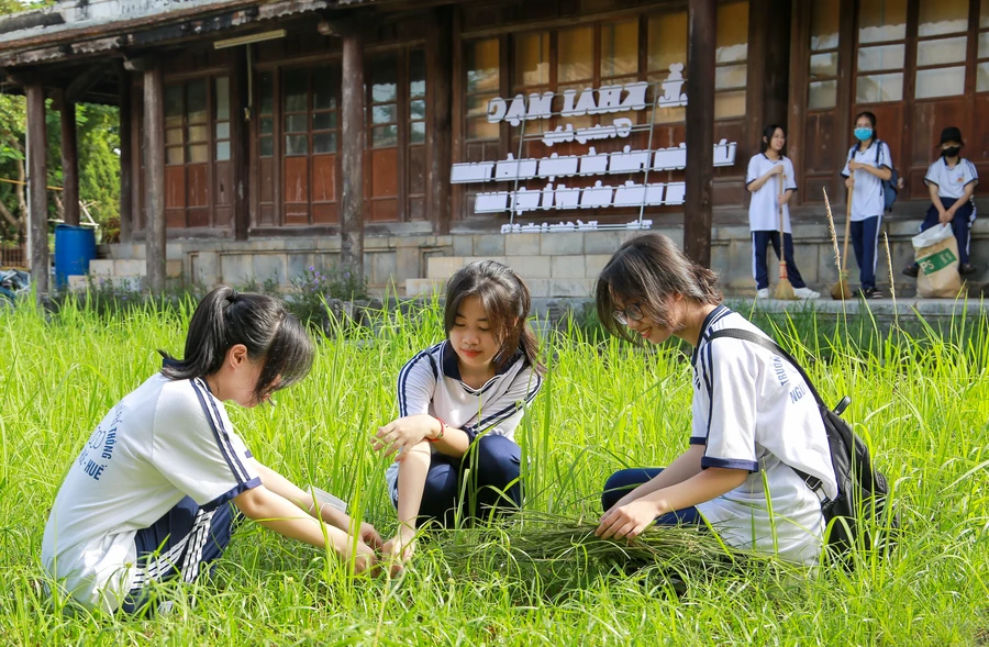 Học sinh Thừa Thiên – Huế dọn dẹp vệ sinh nhằm lan tỏa phong trào xây dựng cơ quan, trường học.