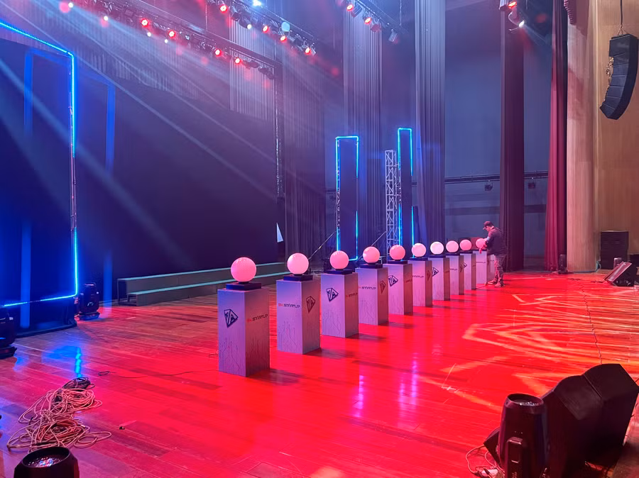 Các bục cầu cho lễ khai mạc.