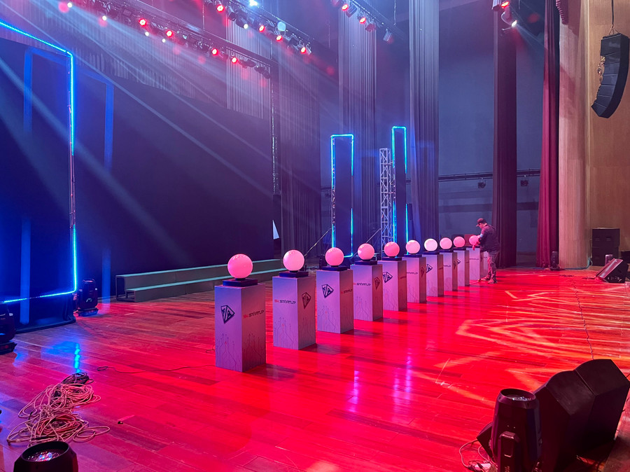 Các bục cầu cho lễ khai mạc.