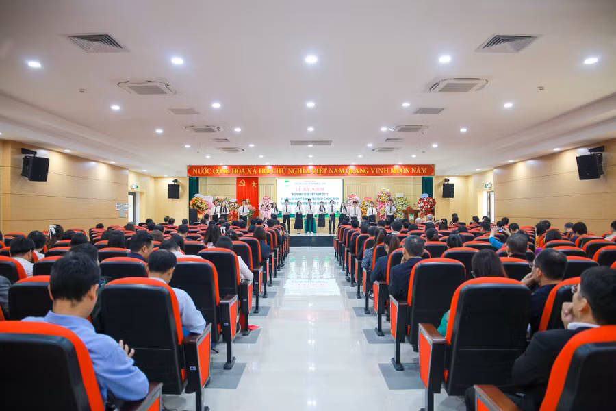 Buổi lễ có sự tham gia của đại diện Trung tâm kiểm định chất lượng giáo dục (ĐH Quốc gia Hà Nội), đại diện ĐH Huế, các thầy, cô nguyên là lãnh đạo ĐH Huế, nguyên là lãnh đạo Trường ĐH Nông lâm.