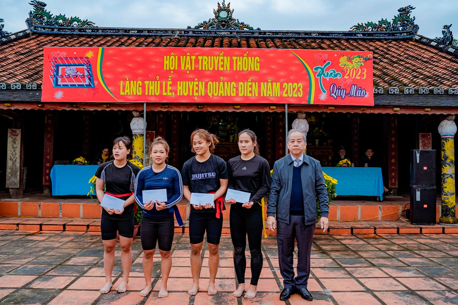 Ông Phan Ngọc Thọ, Phó Bí thư thường trực Tỉnh ủy Thừa Thiên - Huế trao giải cho các đô vật nữ. Ông Phan Ngọc Thọ, Phó Bí thư thường trực Tỉnh ủy Thừa Thiên - Huế trao giải cho các đô vật nữ.