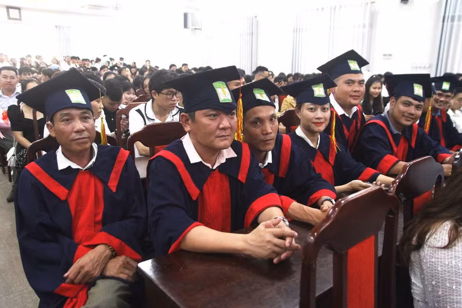 Các SV hệ vừa học vừa làm vui vẻ trong ngày trọng đại.