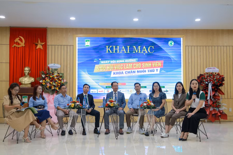 Diễn đàn trao đổi về định hướng và cơ hội nghề nghiệp cho sinh viên.