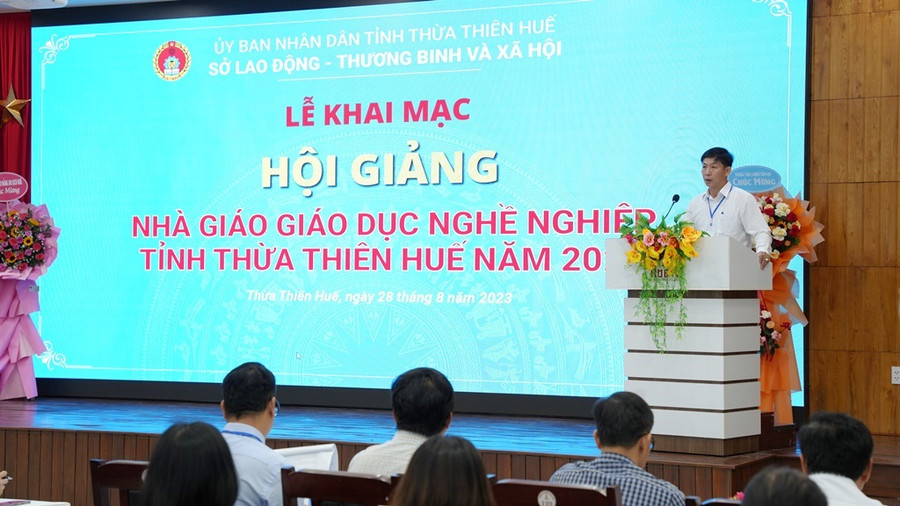 Ông Nguyễn Hữu Phước - Phó Giám đốc sở Lao động - Thương binh và Xã hội tỉnh phát biểu khai mạc (Ảnh: Ngọc Minh).