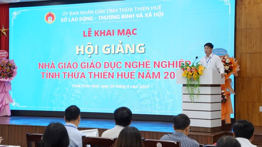 Ông Nguyễn Hữu Phước - Phó Giám đốc sở Lao động - Thương binh và Xã hội tỉnh phát biểu khai mạc (Ảnh: Ngọc Minh).