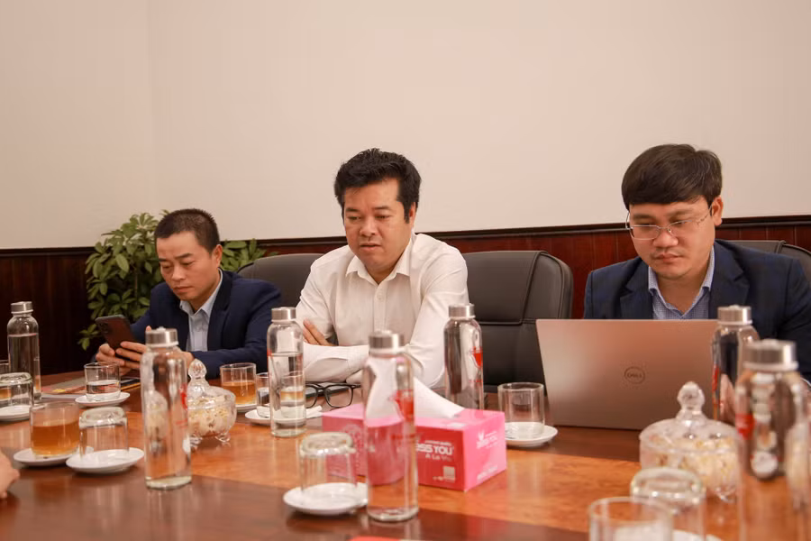 Nhà báo Nguyễn Văn Dũng - Trưởng Văn phòng đại diện Báo GD&amp;TĐ miền Trung &amp; Tây Nguyên (giữa) trao đổi nhiều vấn đề về truyền thông với Đại học Huế thời gian tới.