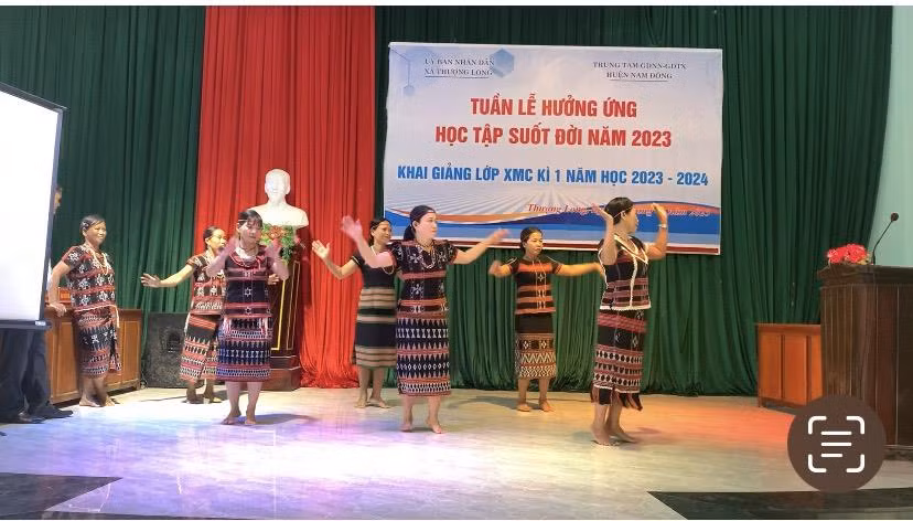 Học viên lớp xóa mù chữ tại huyện miền núi Nam Đông tham gia tiết mục văn nghệ chào mừng lễ khai giảng năm học mới 2023-2024.