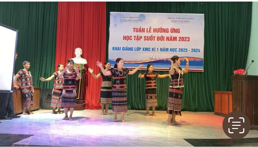 Học viên lớp xóa mù chữ tại huyện miền núi Nam Đông tham gia tiết mục văn nghệ chào mừng lễ khai giảng năm học mới 2023-2024.