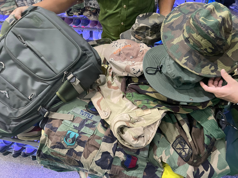 Các bộ đồ quân trang nước ngoài chủ yếu là đồ đã qua sử dụng. Các bộ đồ quân trang nước ngoài chủ yếu là đồ đã qua sử dụng.