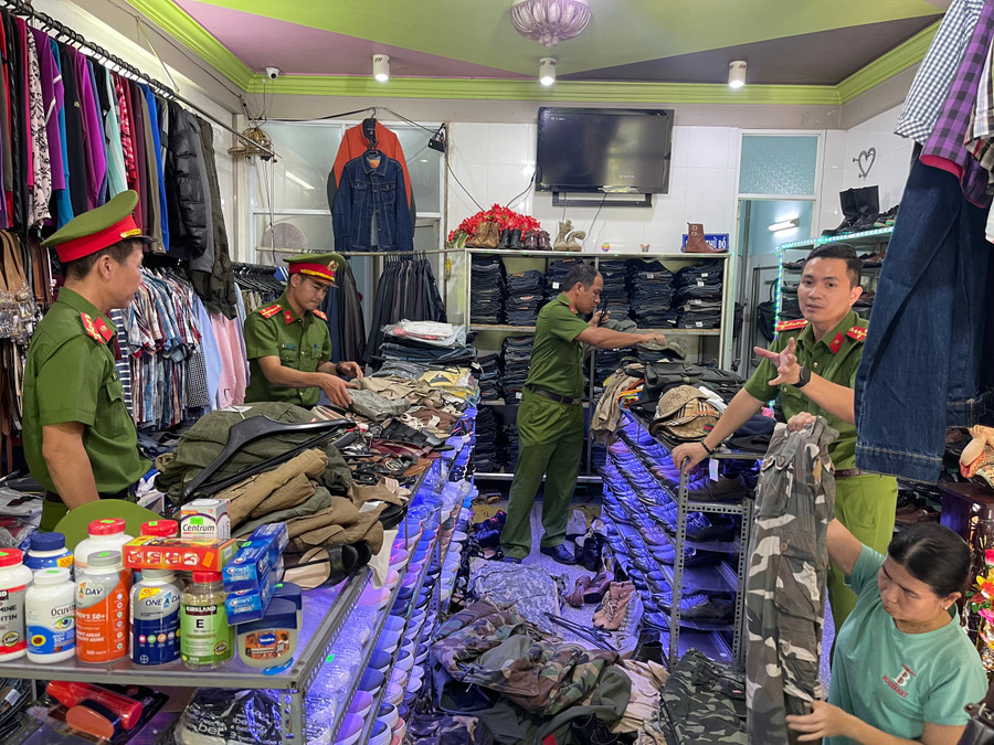 Công an phường, TP và tỉnh phối hợp kiểm tra cửa hàng này. Công an phường, TP và tỉnh phối hợp kiểm tra cửa hàng này.