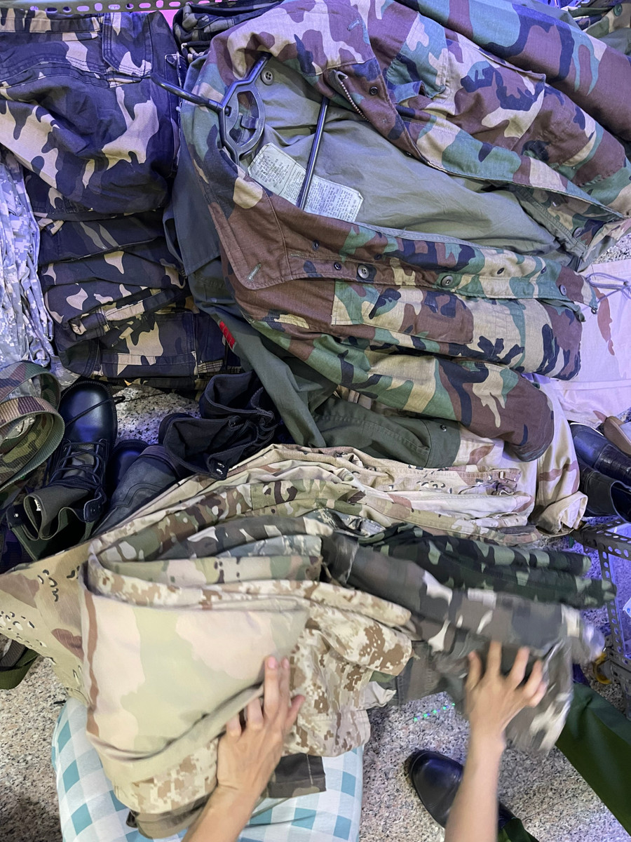 Các bộ áo quần này nằm trong danh mục hàng cấm nhập khẩu. Các bộ áo quần này nằm trong danh mục hàng cấm nhập khẩu.