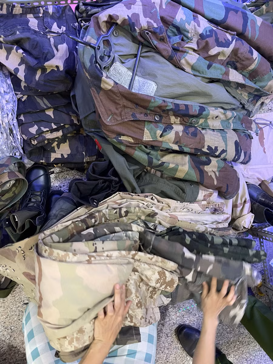 Các bộ áo quần này nằm trong danh mục hàng cấm nhập khẩu.