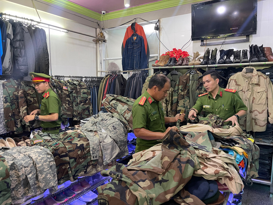 Các bộ đồ quân trang 'rằn ri' được bày bán công khai. Các bộ đồ quân trang 'rằn ri' được bày bán công khai.