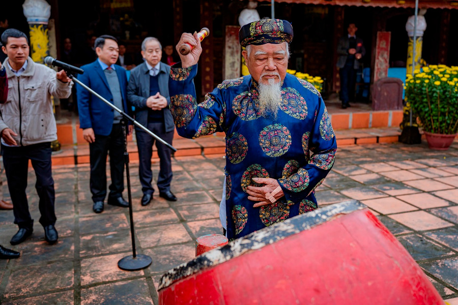 Bô lão làng Thủ Lễ đánh trống khai hội vật. Sau 3 năm gián đoạn do dịch Covid-19, hội vật truyền thống làng Thủ Lễ được tổ chức lại nhưng phải dời qua mùng 9 Tết (30/1) thay vì ngày mùng 6 Tết như thường lệ. Bô lão làng Thủ Lễ đánh trống khai hội vật. Sau 3 năm gián đoạn do dịch Covid-19, hội vật truyền thống làng Thủ Lễ được tổ chức lại nhưng phải dời qua mùng 9 Tết (30/1) thay vì ngày mùng 6 Tết như thường lệ.
