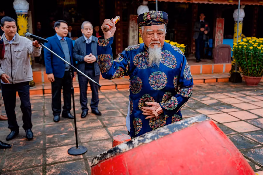 Bô lão làng Thủ Lễ đánh trống khai hội vật. Sau 3 năm gián đoạn do dịch Covid-19, hội vật truyền thống làng Thủ Lễ được tổ chức lại nhưng phải dời qua mùng 9 Tết (30/1) thay vì ngày mùng 6 Tết như thường lệ.