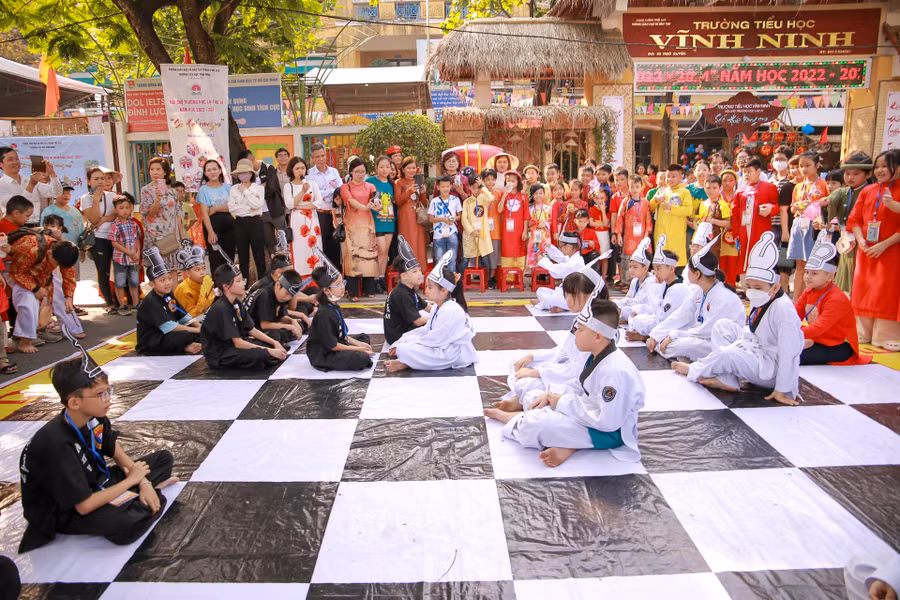 Trò chơi "Cờ người" thu hút nhiều học sinh và phụ huynh tham gia.