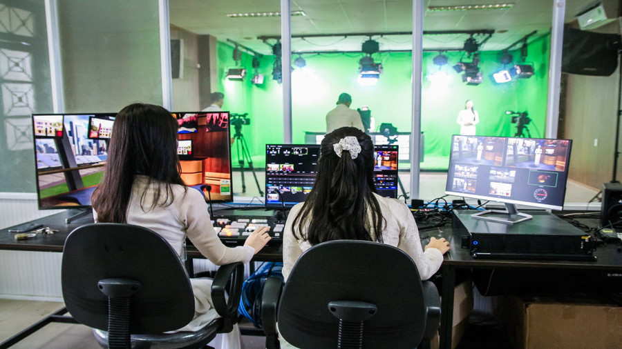Phòng thực hành hiện đại của Khoa Báo chí & Truyền thông, Trường ĐH Khoa học, ĐH Huế. Phòng thực hành hiện đại của Khoa Báo chí & Truyền thông, Trường ĐH Khoa học, ĐH Huế.