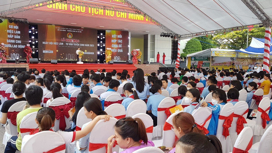 Khai mạc Ngày hội Việc làm - Tư vấn tuyển sinh tỉnh Thừa Thiên - Huế năm 2023. (Ảnh: Đại Dương). Khai mạc Ngày hội Việc làm - Tư vấn tuyển sinh tỉnh Thừa Thiên - Huế năm 2023. (Ảnh: Đại Dương).