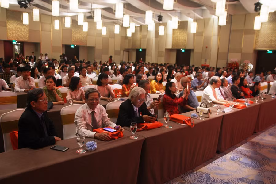 Các khách mời, lãnh đạo trường qua các thời kỳ.