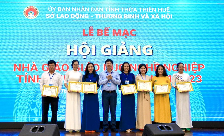 Đại diện Sở LĐ,TB&XH tỉnh Thừa Thiên - Huế trao giải nhất cho các giáo viên tại bế mạc Hội giảng nhà giáo GDNN 2023.