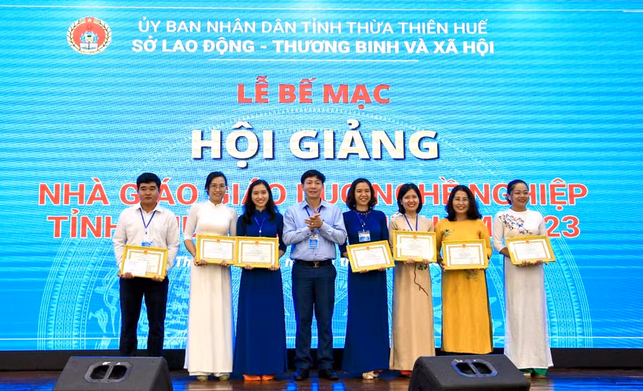 Đại diện Sở LĐ,TB&XH tỉnh Thừa Thiên - Huế trao giải nhất cho các giáo viên tại bế mạc Hội giảng nhà giáo GDNN 2023.