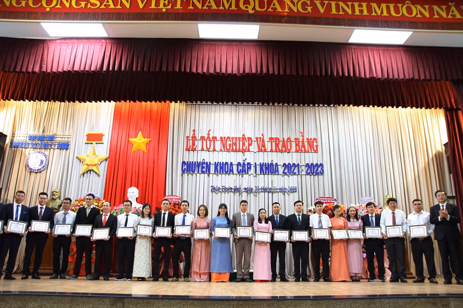 Trường ĐH Y - Dược, ĐH Huế khen thưởng 24 học viên Chuyên khoa cấp I, khóa 2021-2023 có kết quả học tập đạt loại Giỏi và tích cực tham gia công tác của nhà trường. (Ảnh: Đại Dương)