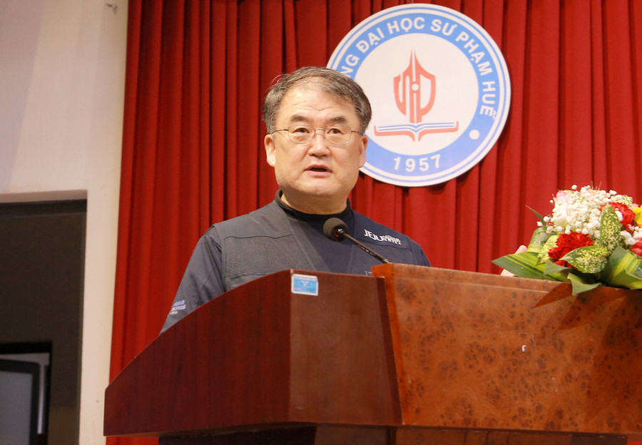 GS. Sangcheol Kwon – đại diện đoàn thực tập ĐH Sư phạm trực thuộc Đại học Quốc gia Jeju - Hàn Quốc phát biểu tại tiết chào cờ. GS. Sangcheol Kwon – đại diện đoàn thực tập ĐH Sư phạm trực thuộc Đại học Quốc gia Jeju - Hàn Quốc phát biểu tại tiết chào cờ.