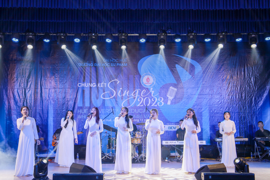 Tà áo dài thướt tha với tiết mục Mashup Ngày đầu tiên đi học - Bụi phấn - Bài học đầu tiên do sinh viên khoa Giáo dục mầm non trình bày. Tà áo dài thướt tha với tiết mục Mashup Ngày đầu tiên đi học - Bụi phấn - Bài học đầu tiên do sinh viên khoa Giáo dục mầm non trình bày.