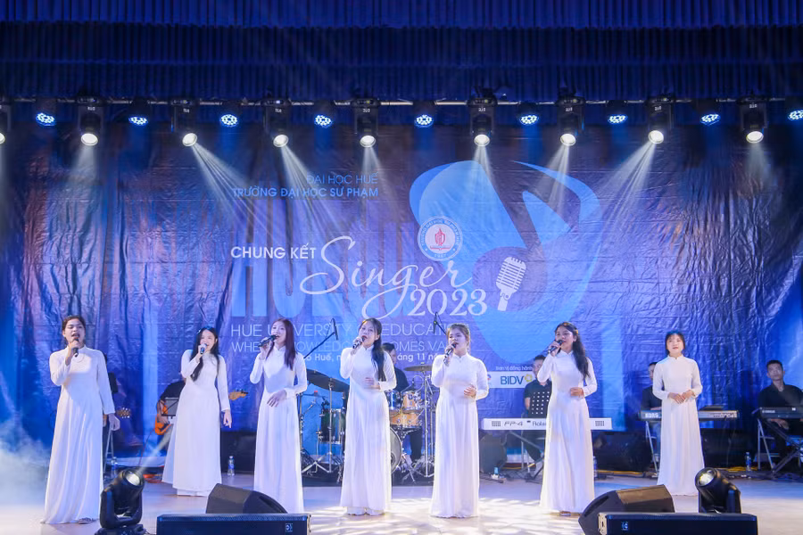 Tà áo dài thướt tha với tiết mục Mashup Ngày đầu tiên đi học - Bụi phấn - Bài học đầu tiên do sinh viên khoa Giáo dục mầm non trình bày.