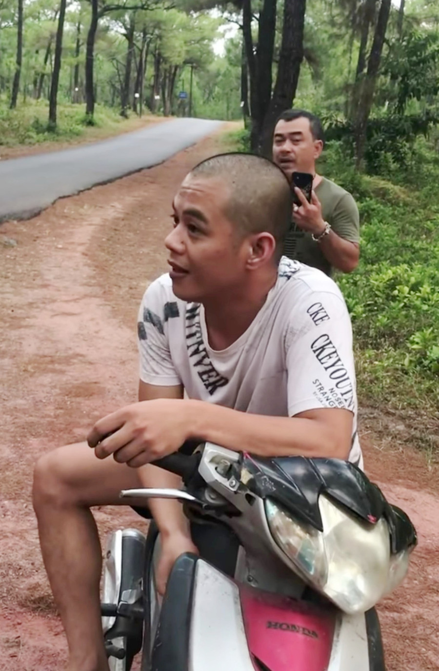 Nam thanh niên tỏ ra dửng dưng khi bị phát hiện ra hành vi nghi đốt rừng Thiên An (Ảnh: Cắt từ clip). Nam thanh niên tỏ ra dửng dưng khi bị phát hiện ra hành vi nghi đốt rừng Thiên An (Ảnh: Cắt từ clip).