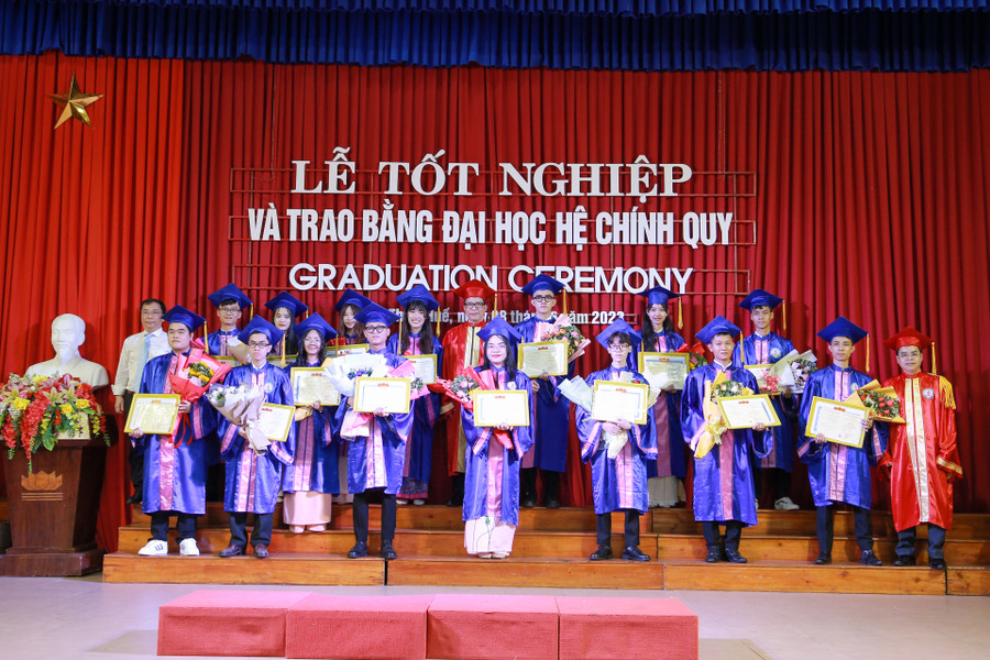 Trao giấy khen, bằng tốt nghiệp và tặng hoa chúc mừng cho các thủ khoa Ngành.