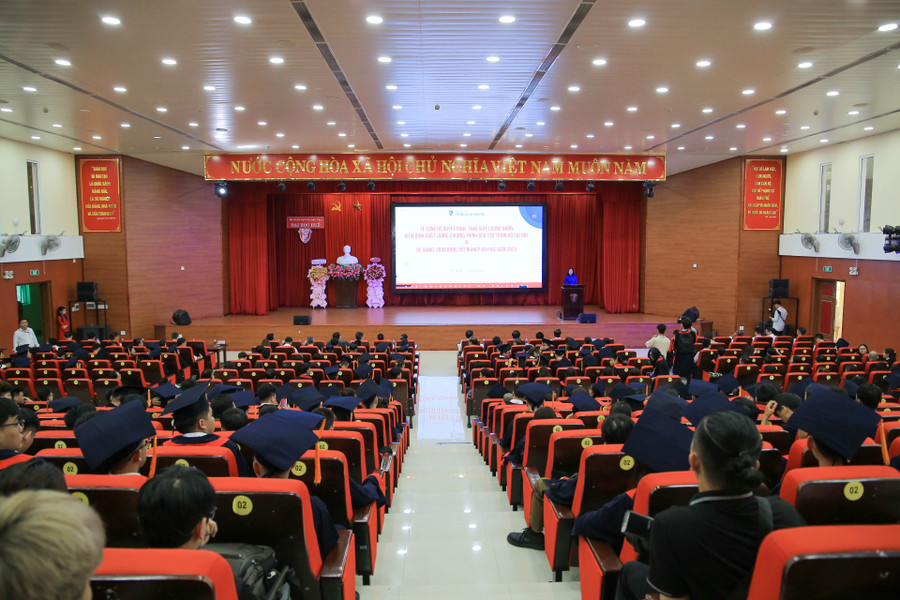 Lễ tốt nghiệp và trao bằng cho 353 tân cử nhân Trường ĐH Khoa học, ĐH Huế. Lễ tốt nghiệp và trao bằng cho 353 tân cử nhân Trường ĐH Khoa học, ĐH Huế.