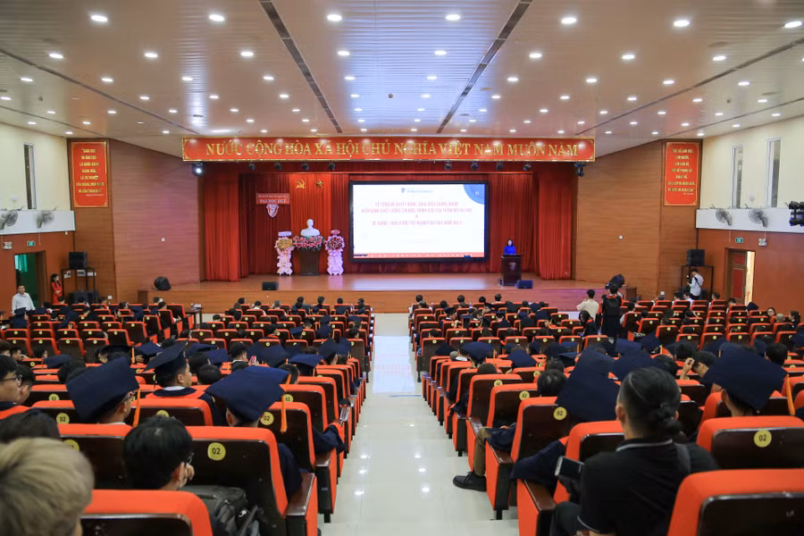 Lễ tốt nghiệp và trao bằng cho 353 tân cử nhân Trường ĐH Khoa học, ĐH Huế.