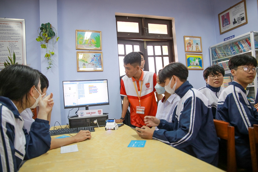 Sinh viên Khoa Kỹ thuật và Công nghệ, Đại học Huế hướng dẫn cho học sinh về phòng học STEM, trong đó có việc điều khiển, lập trình rô bốt. Sinh viên Khoa Kỹ thuật và Công nghệ, Đại học Huế hướng dẫn cho học sinh về phòng học STEM, trong đó có việc điều khiển, lập trình rô bốt.