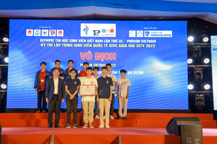 Trao giải Nhất (ảnh trái) và giải Vô địch (ảnh phải) cho các đội thi trong kỳ lập trình đối kháng Procon.