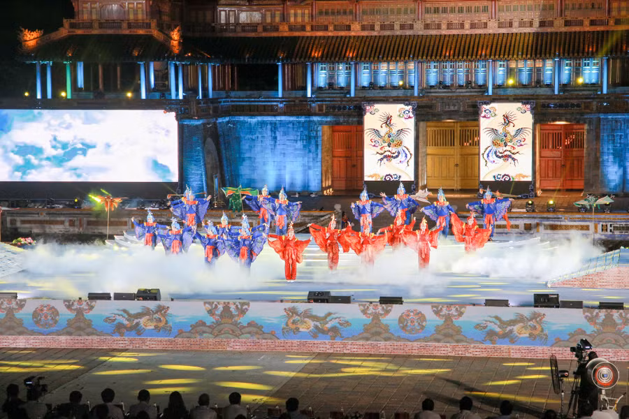 Tiết mục văn nghệ múa Phụng vũ với trang phục mang đậm dấu ấn Cố đô Huế.