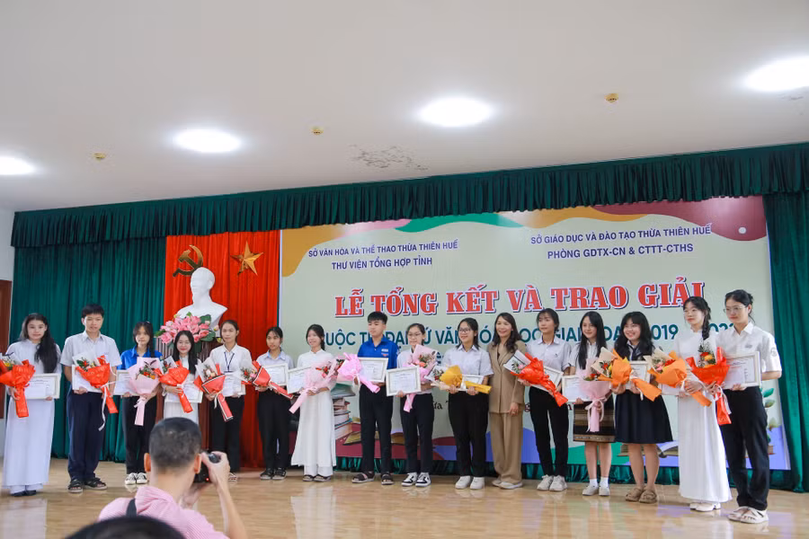 Trao giải cho học sinh khối THPT đạt giải của cuộc thi giới thiệu sách trực tuyến 2023.