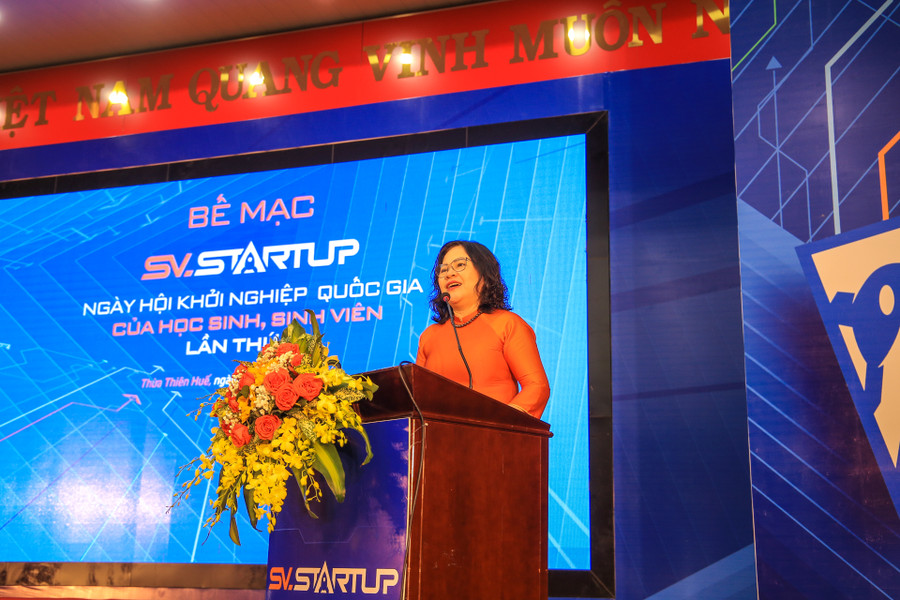 Thứ trưởng Bộ GD&ĐT Ngô Thị Minh phát biểu tổng kết tại Lễ lế mạc và phát động Ngày hội khởi nghiệp Quốc gia lần thứ VI năm 2024.