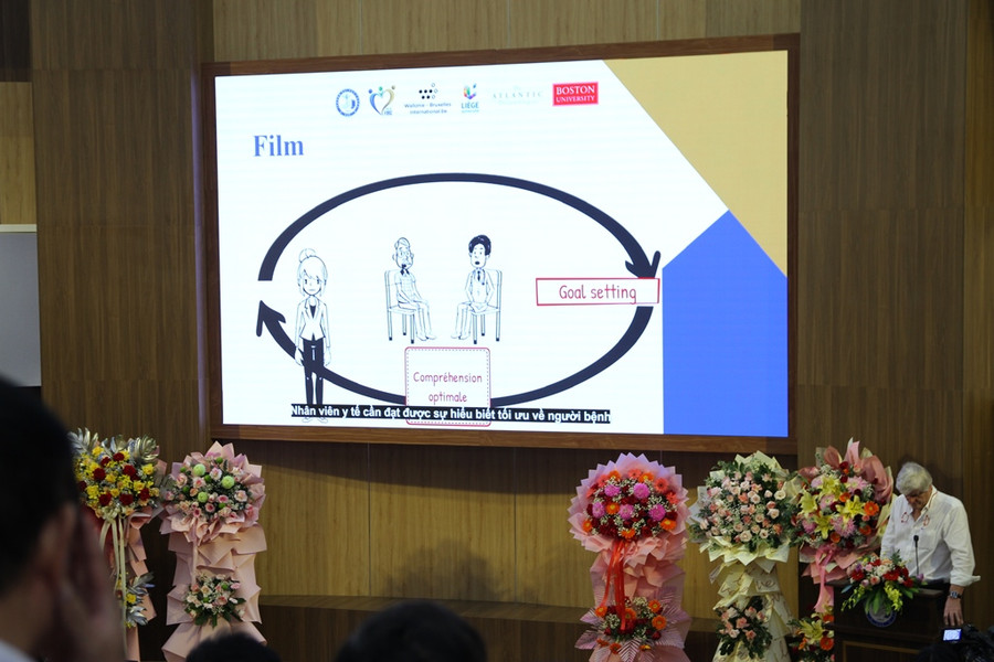 Nhiều câu chuyện, kinh nghiệm về mạng lưới Y học gia đình được các đại biểu quốc tế chia sẻ. Nhiều câu chuyện, kinh nghiệm về mạng lưới Y học gia đình được các đại biểu quốc tế chia sẻ.