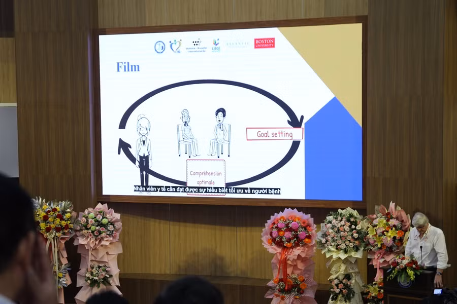 Nhiều câu chuyện, kinh nghiệm về mạng lưới Y học gia đình được các đại biểu quốc tế chia sẻ.