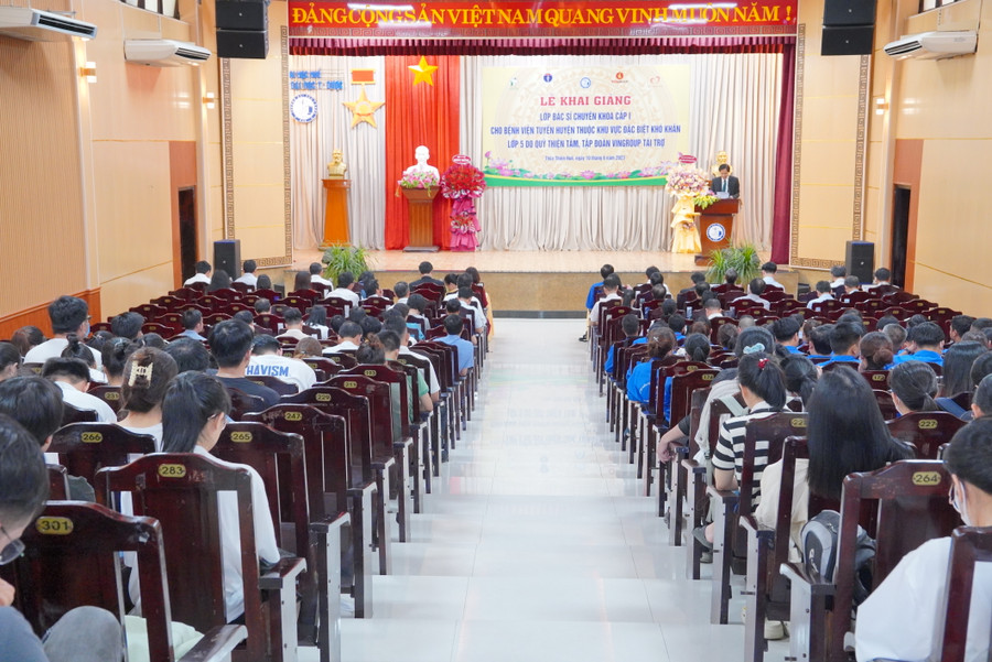 Lễ khai giảng lớp bác sĩ chuyên khoa cấp I giúp cho vùng khó khăn. Lễ khai giảng lớp bác sĩ chuyên khoa cấp I giúp cho vùng khó khăn.