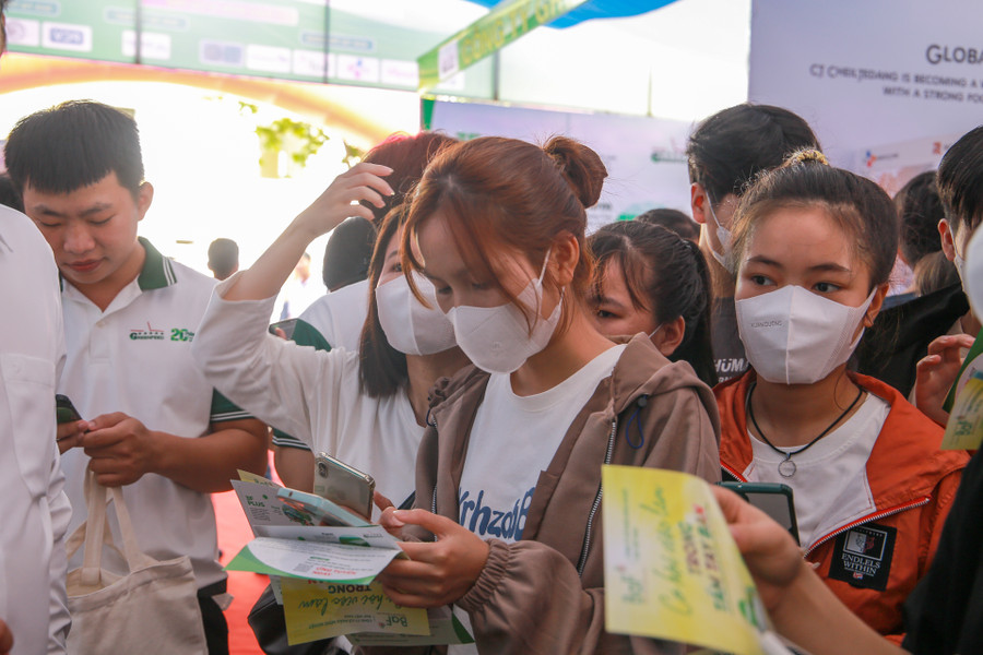 Các gian hàng trưng bày của các doanh nghiệp thu hút sinh viên tìm hiểu thông tin về ngành chăn nuôi thú y. Các gian hàng trưng bày của các doanh nghiệp thu hút sinh viên tìm hiểu thông tin về ngành chăn nuôi thú y.