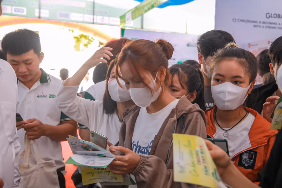 Các gian hàng trưng bày của các doanh nghiệp thu hút sinh viên tìm hiểu thông tin về ngành chăn nuôi thú y.