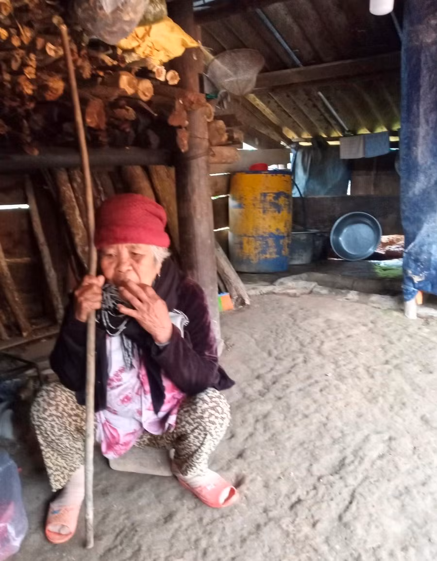 Một cụ già ở miền cao A Lưới được vận động đi học xóa mù chữ.