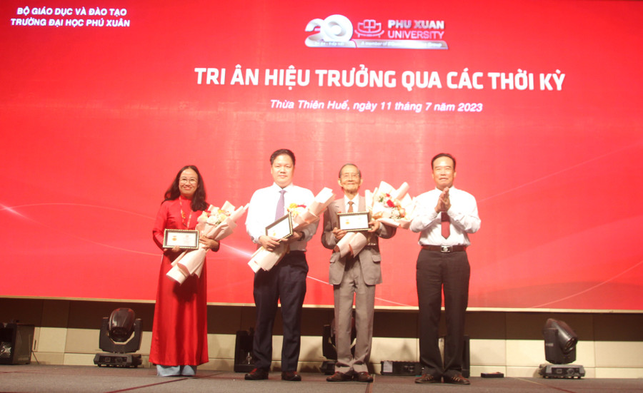 Hiệp hội các Trường Đại học, Cao đẳng Việt Nam tặng bằng khen và kỷ niệm chương cho Hiệu trưởng nhà Trường qua các thế hệ. Hiệp hội các Trường Đại học, Cao đẳng Việt Nam tặng bằng khen và kỷ niệm chương cho Hiệu trưởng nhà Trường qua các thế hệ.