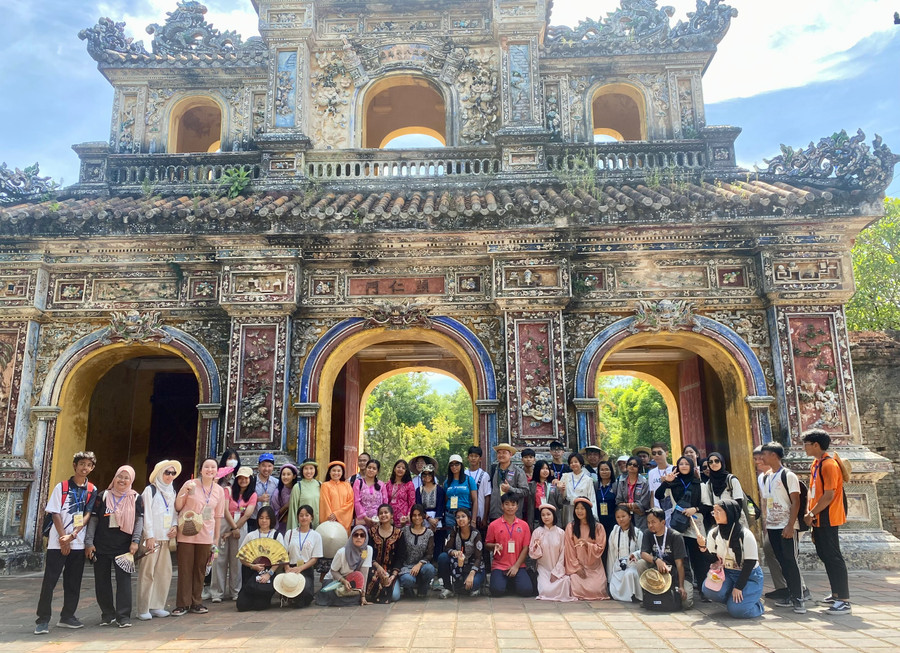 Hoạt động tham quan giúp các học sinh và giáo viên nước ngoài hiểu rõ hơn về văn hóa, lịch sử của Việt Nam. Hoạt động tham quan giúp các học sinh và giáo viên nước ngoài hiểu rõ hơn về văn hóa, lịch sử của Việt Nam.