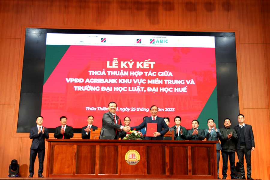 PGS.TS Đoàn Đức Lương, Hiệu trưởng ĐH Luật, ĐH Huế (phải) ký kết thỏa thuận hợp tác với ông Lê Trực, Phó Trưởng Văn phòng đại diện Agribank khu vực miền Trung (trái).