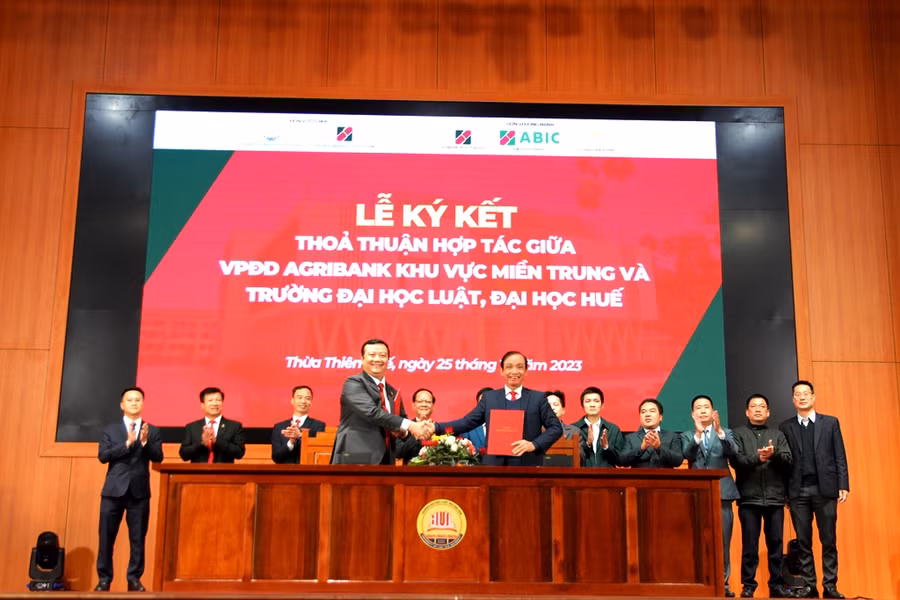 PGS.TS Đoàn Đức Lương, Hiệu trưởng ĐH Luật, ĐH Huế (phải) ký kết thỏa thuận hợp tác với ông Lê Trực, Phó Trưởng Văn phòng đại diện Agribank khu vực miền Trung (trái).