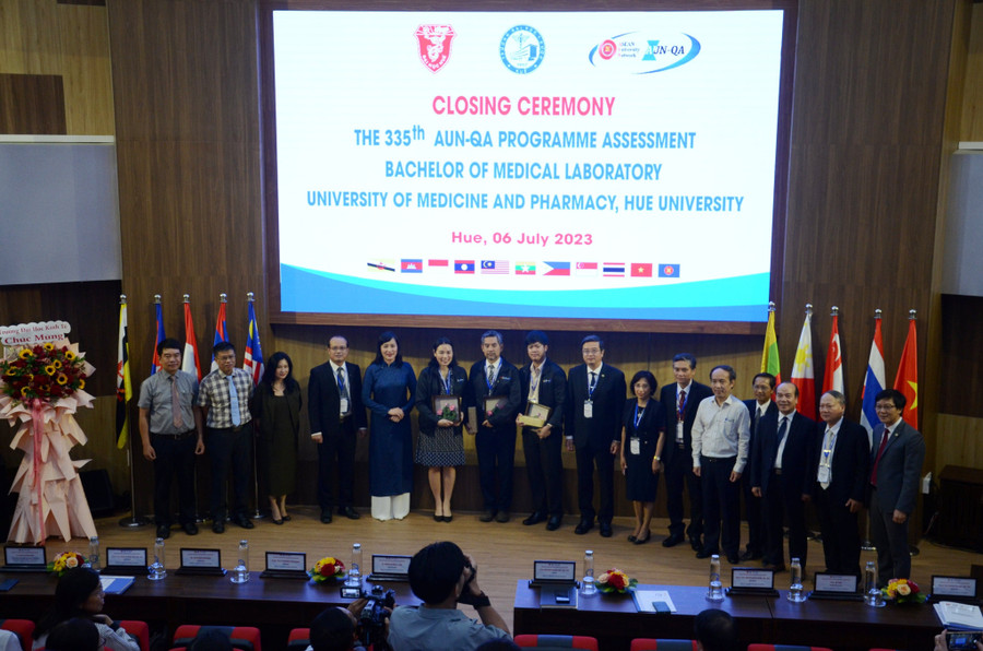 Kết thúc đợt đánh giá ngoài Ngành Cử nhân Xét nghiệm Y học, Trường Đại học Y - Dược, Đại học Huế - ngành học đầu tiên trong toàn khối Đại học Huế theo chuẩn AUN-QA phiên bản 4.0 (Ảnh: Đức Nguyễn). Kết thúc đợt đánh giá ngoài Ngành Cử nhân Xét nghiệm Y học, Trường Đại học Y - Dược, Đại học Huế - ngành học đầu tiên trong toàn khối Đại học Huế theo chuẩn AUN-QA phiên bản 4.0 (Ảnh: Đức Nguyễn).